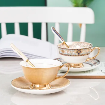 Набор от кафе чаши и блюдец от златния костен порцелан в европейски стил, британска висококачествена керамична чаша с камелией, малка луксозна елегантен